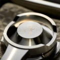 Nahaufnahme des gelochten Bodens mit 32 mm in der konischen Wand, von unten in einem Siebträger gesehen