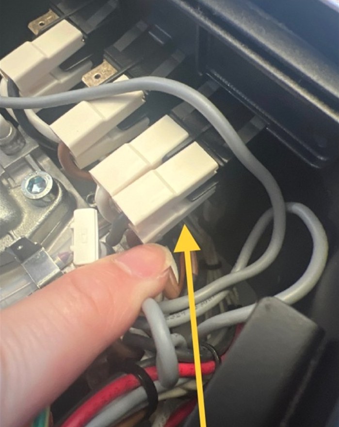 Im Inneren einer Gaggia Classic zeigt ein Pfeil auf die Rückseite des Netzschalters