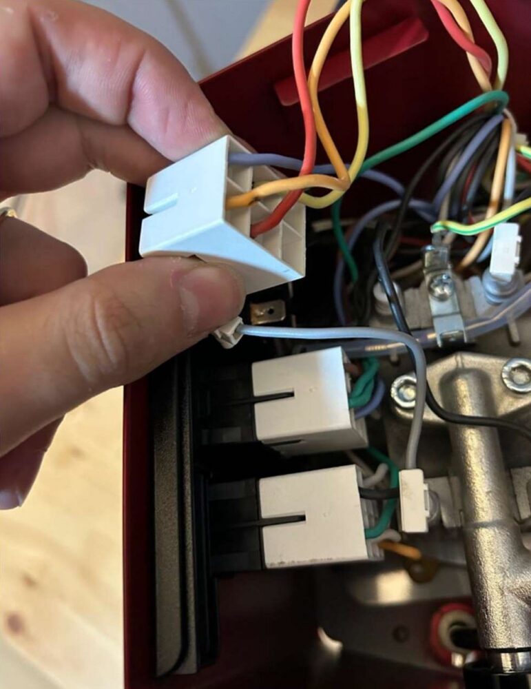 Die Schutzabdeckung wird von der Buchse einer Gaggia Classic Evo abgehoben