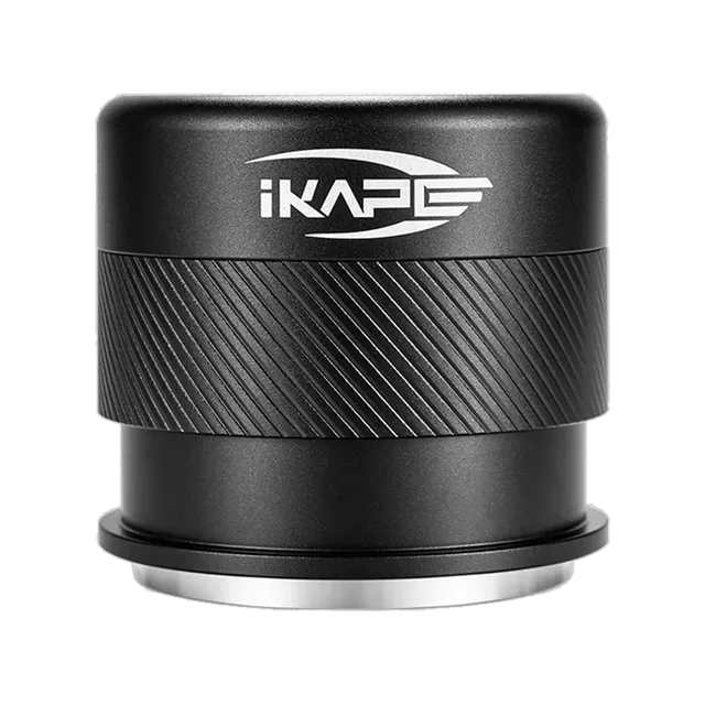 IKAPE V4 Palm Tamper in Schwarz auf Weiß, Vorderansicht von Logo und schräg gerändeltem Griffband