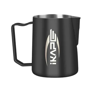 Schwarzes V2 Milchkännchen in Seitenansicht, das IKAPE Logo auf dem Körper, rechts der Ausguss