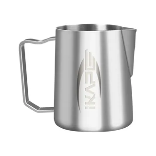Silbernes V2 Milchkännchen mit gebürstetem Metallkörper, Seitenansicht mit IKAPE Logo
