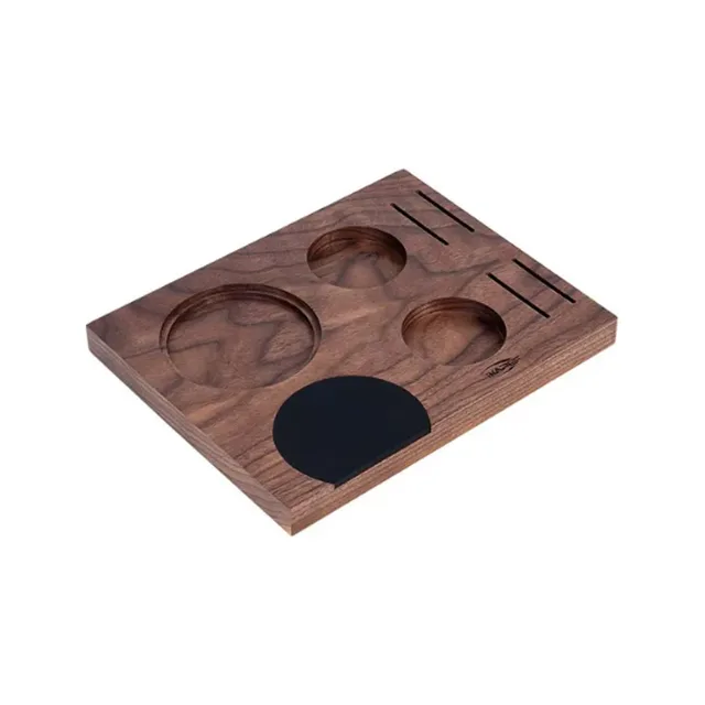 IKAPE Tamper Halter Holz in Nussbaum auf Weiß: eine große und zwei kleine runde Aufnahmen, schwarzes Halbrund-Pad, Schlitze