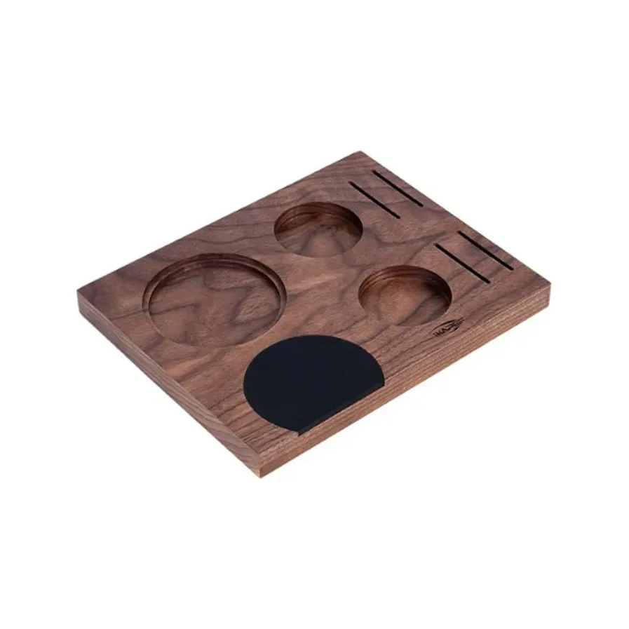 IKAPE Tamper Halter Holz in Nussbaum auf Weiß: eine große und zwei kleine runde Aufnahmen, schwarzes Halbrund-Pad, Schlitze