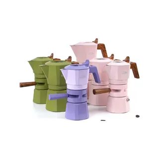 IKAPE Espressokocher Herd, Aluminium, in Grün, Rosa und Violett, in zwei Höhen, auf Weiß mit ein paar Kaffeebohnen
