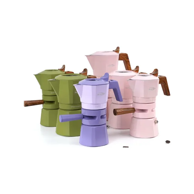 IKAPE Espressokocher Herd, Aluminium, in Grün, Rosa und Violett, in zwei Höhen, auf Weiß mit ein paar Kaffeebohnen