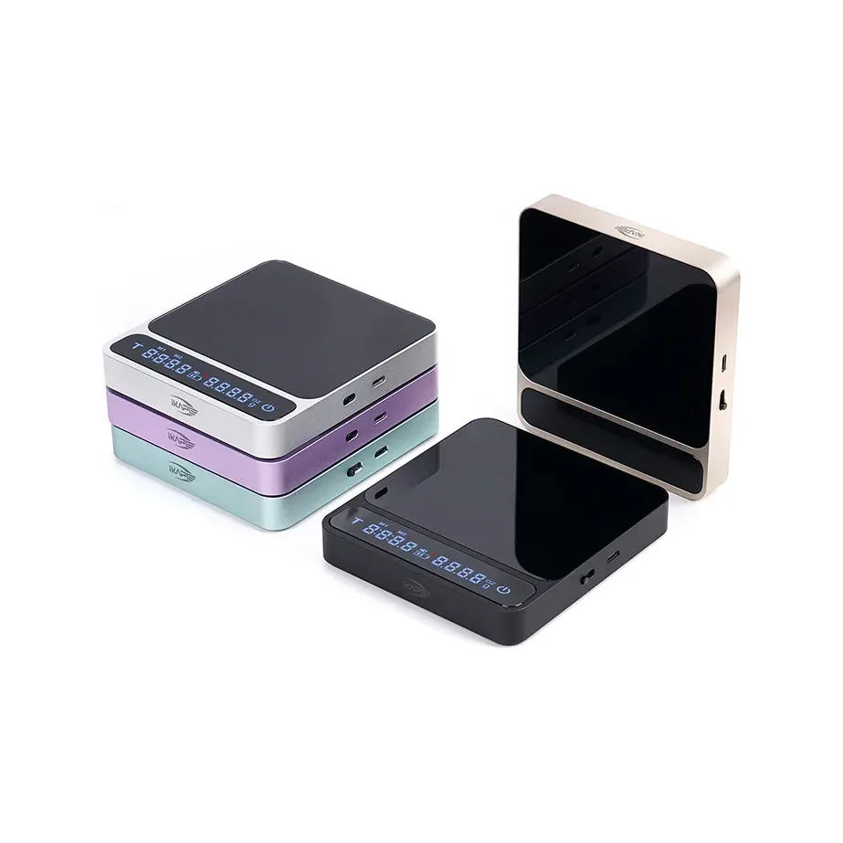 IKAPE V2 Espressowaage mit Timer in fünf Farben: Silber, Violett und Cyan gestapelt, Gold und Schwarz daneben, Displays an