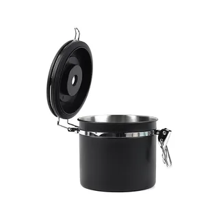 Schwarze Dose mit aufgeklapptem Deckel, innen blanker Stahl, dazu die schwarze Unterseite des Deckels
