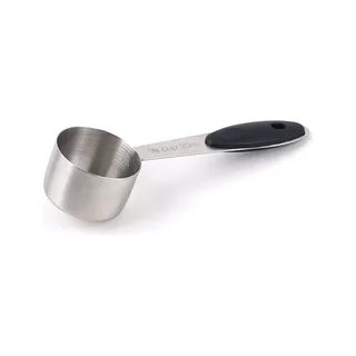 Löffel aus Edelstahl mit schwarzem Griff, der Stiel mit 1/8 cup 30 ml beschriftet