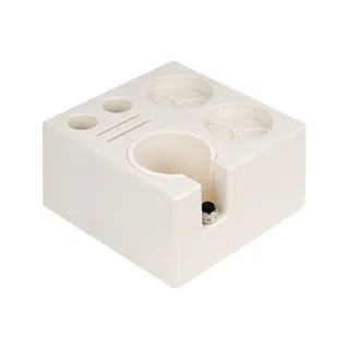 Weiße Box von schräg unten vorne, die Stellschraube in der Siebträgeraufnahme