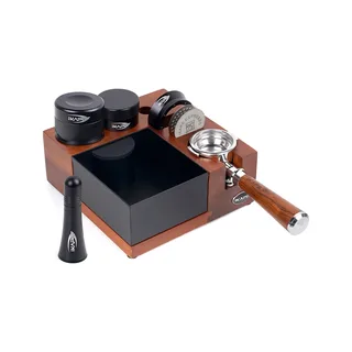 Schwarzes V5 Set mit Palm-Tamper V4 neben dem Distributor, vorne steht das WDT-Tool