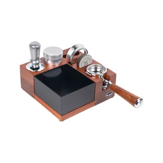 Silbernes V5 Set auf seiner hölzernen Abklopfstation: Tamper V3, Distributor, Trichter, Puck Screens und Siebträger