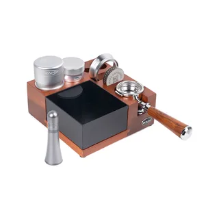 Silbernes V5 Set mit Palm-Tamper V4 neben dem Distributor, vorne steht das WDT-Tool