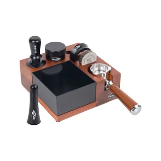 Schwarzes V5 Set mit Tamper V3, vor dem Abklopfbehälter das WDT-Tool in seinem Ständer