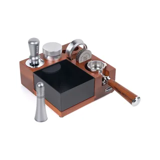 Silbernes V5 Set mit Tamper V3, vor dem Abklopfbehälter das silberne WDT-Tool in seinem Ständer