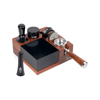Schwarzes Set von vorne: Tamper V3, Distributor, Trichter und Screens hinter dem offenen Abklopfbehälter, links WDT-Tool