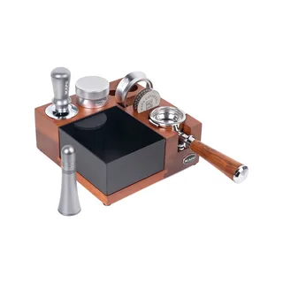 Silbernes Set von vorne: Tamper V3, Distributor, Trichter und Screens hinter dem offenen Abklopfbehälter, links WDT-Tool