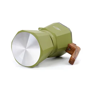Grüner Espressokocher auf der Seite liegend, mit der flachen silbernen Unterseite des Wasserbehälters