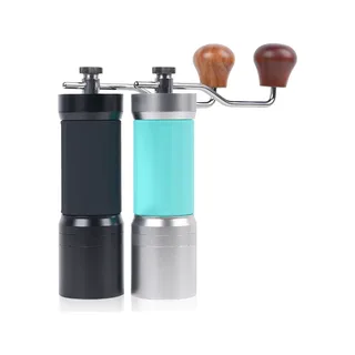 IKAPE V2 KM7 Handkaffeemühle Espresso, in Schwarz und in Blau nebeneinander, mit Kurbelknäufen aus Holz