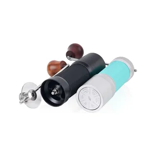 Schwarze und blaue KM7 Mühle liegen nebeneinander, bei der schwarzen ist der Deckel angehoben, die Bohnenkammer sichtbar