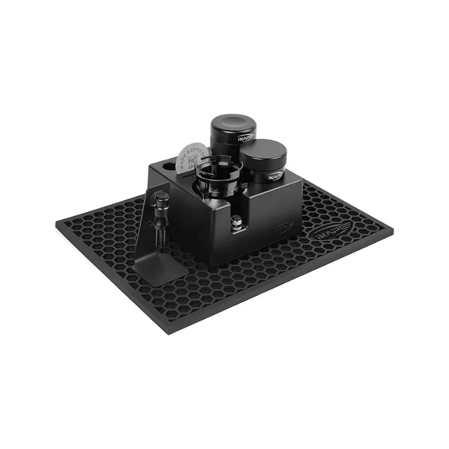 IKAPE Barista Set mit Organizer in Schwarz: Tamper, Distributor, Dosierring, Puck Screen, auf einer Matte, WDT-Tool daneben