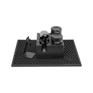 Schwarzes Set von vorne: WDT-Tool auf seinem Sockel, Dosierring, Puck Screen, Tamper und Distributor auf der Matte