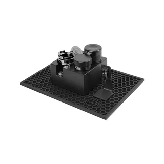 Schwarzes Set schräg: Dosierring in seiner Aufnahme, Tamper und Distributor, rechts das WDT-Tool auf seinem Sockel
