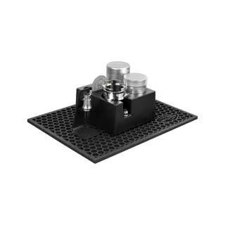 Silbernes Set schräg: gerändelter silberner Tamper und Distributor, Dosierring und Puck Screen im schwarzen Organizer
