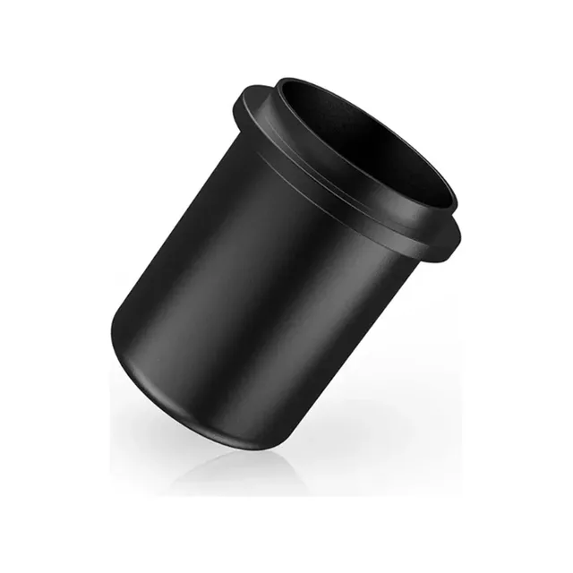 IKAPE Dosierbecher für Espresso in Schwarz, schräg auf Weiß, mit dem breiten Rand um die Öffnung