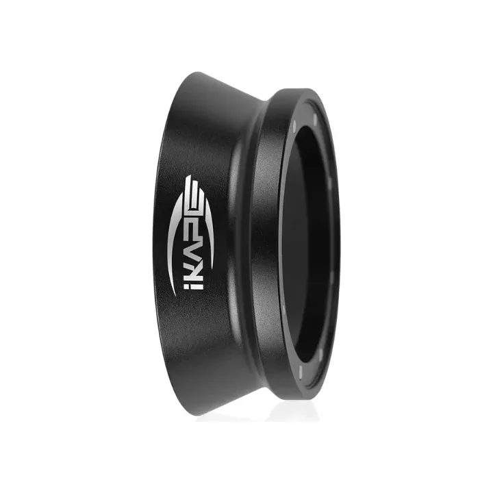IKAPE V3 Dosierring magnetisch für Espresso in Schwarz, Seitenansicht des ausgestellten Rings mit Logo