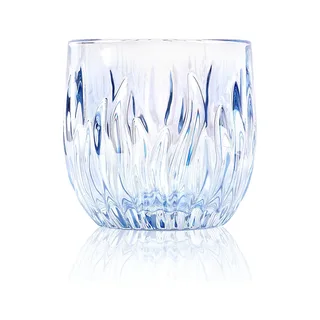 Glas in Himmelblau auf Weiß, hellblau getönt über dem flammenförmigen Relief
