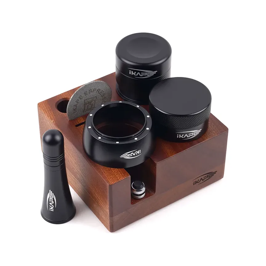 IKAPE Barista Set DeLonghi in Schwarz: Tamper, Distributor, Trichter und Puck Screen auf Holzbox, WDT-Tool daneben
