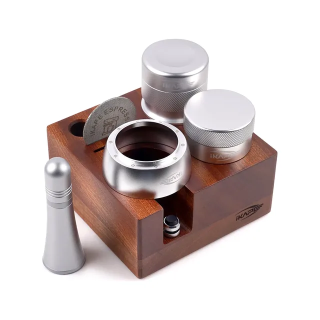 Silberne Version des Sets auf derselben Organizer-Box aus Holz, daneben das spitz zulaufende WDT-Tool