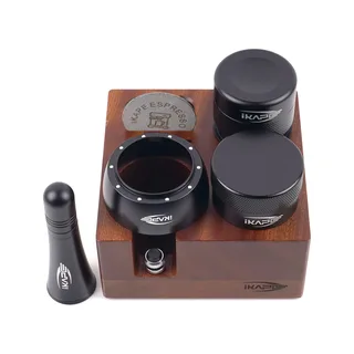 Schwarzes Set von oben, der Puck Screen mit Aufdruck IKAPE ESPRESSO hinter dem Dosiertrichter