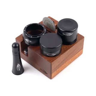 Schwarzes Set schräg, mit der Seite der Holzbox und dem IKAPE Logo vorne