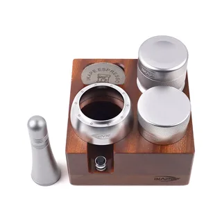 Silbernes Set von oben, Puck Screen, Trichter, Distributor und Tamper in ihren Aufnahmen auf der Holzbox