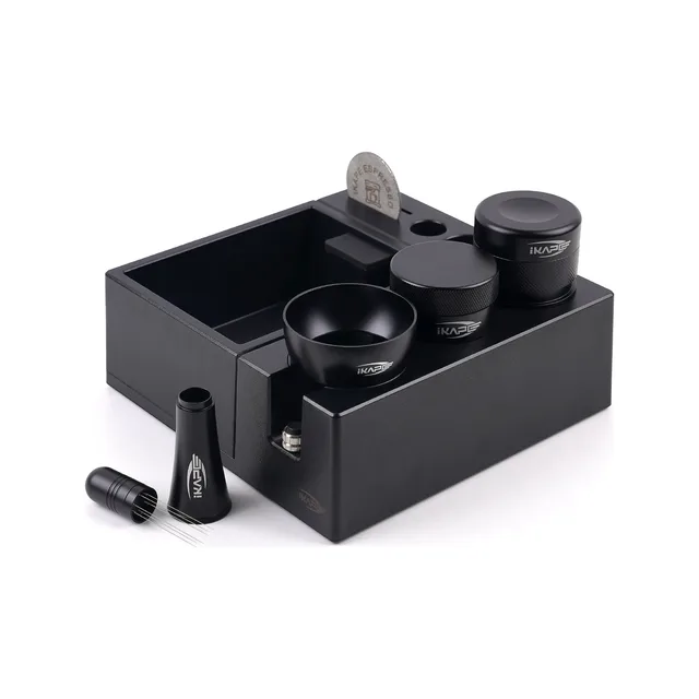 Das schwarze Set aus tieferem Winkel, vorne das geöffnete WDT-Tool mit feinen Nadeln und Kappe