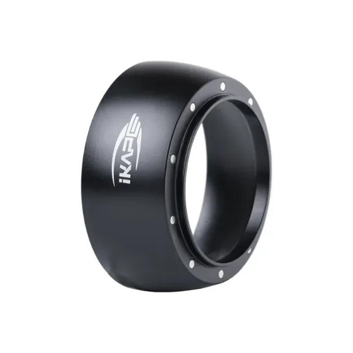 IKAPE V2 Siebträger Dosierring magnetisch in Schwarz, schräg gezeigt mit der Magnetreihe am unteren Rand