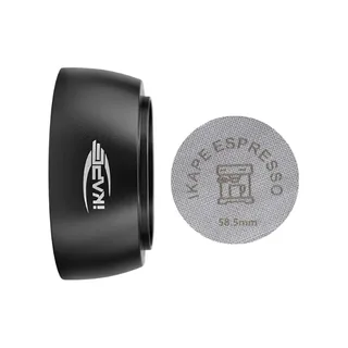 IKAPE Dosiertrichter mit Puck Screen, magnetisch, in Schwarz, daneben der Gitter-Screen mit IKAPE ESPRESSO und 58,5 mm