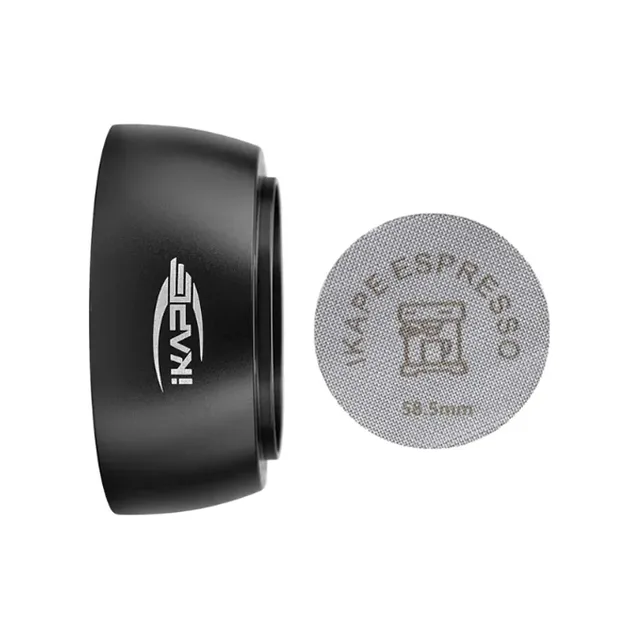 IKAPE Dosiertrichter mit Puck Screen, magnetisch, in Schwarz, daneben der Gitter-Screen mit IKAPE ESPRESSO und 58,5 mm