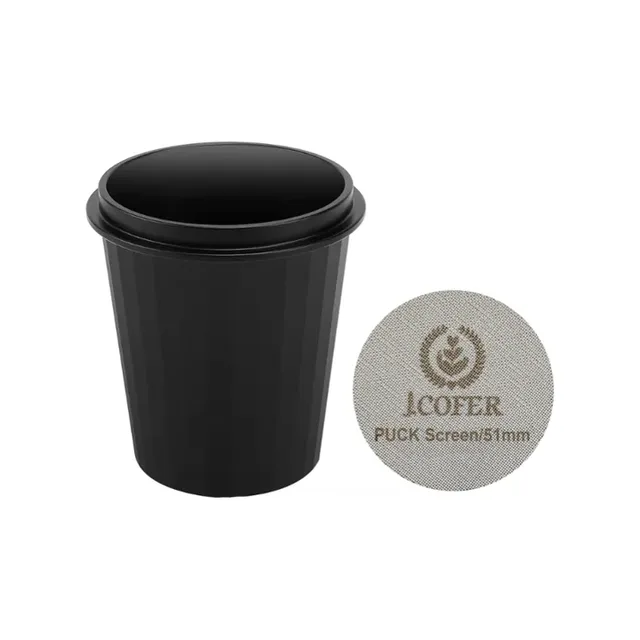IKAPE Puck Screen und Dosierbecher Espresso im Set: schwarzer Dosierbecher neben einem runden Puck Screen mit 51 mm auf Weiß