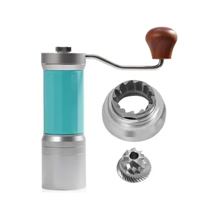 IKAPE Handkaffeemühle Kegelmahlwerk: Petrol mit silbernen Enden, Kurbel mit braunem Knauf, daneben die Teile des Mahlwerks