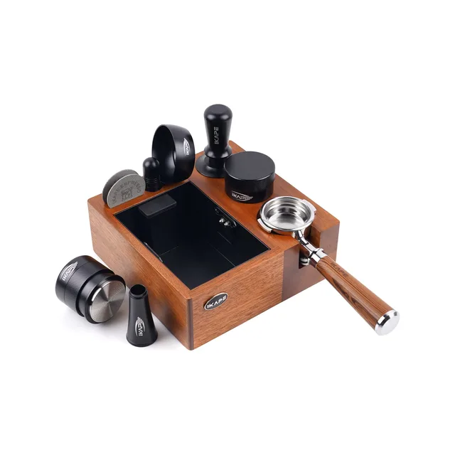 IKAPE Barista Set Siebträger für De'Longhi Dedica, schwarz: Tamper, Distributor, Trichter, Siebträger auf Holz-Abklopfbox