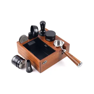 Schwarzes IKAPE Espresso-Bar-Set von links, der Siebträger mit Holzgriff im seitlichen Schlitz