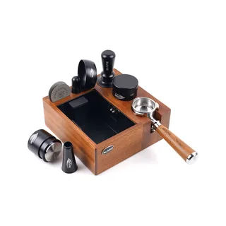 Schwarzes IKAPE Espresso-Bar-Set von schräg oben, Tamper, Distributor und Trichter hinten auf dem Abklopfbehälter
