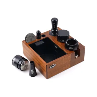 Schwarzes IKAPE Espresso-Bar-Set ohne Siebträger, der magnetische Trichter steht im Siebträger-Schlitz