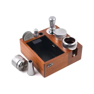 Silbernes IKAPE Espresso-Bar-Set ohne Siebträger, silberner Trichter im seitlichen Schlitz des Holz-Abklopfbehälters