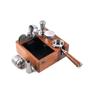 Silbernes IKAPE Espresso-Bar-Set mit Siebträger-Option, silberne Werkzeuge oben auf dem Abklopfbehälter aus Holz