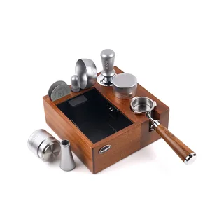 Silbernes IKAPE Espresso-Bar-Set von schräg oben, der schwarze Einsatz des Abklopfbehälters und seine Stange im Blick