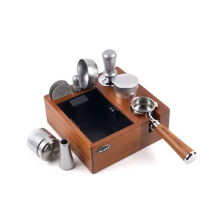 Silbernes IKAPE Espresso-Bar-Set von vorne links, die graue Puck-Screen-Scheibe neben dem WDT-Tool